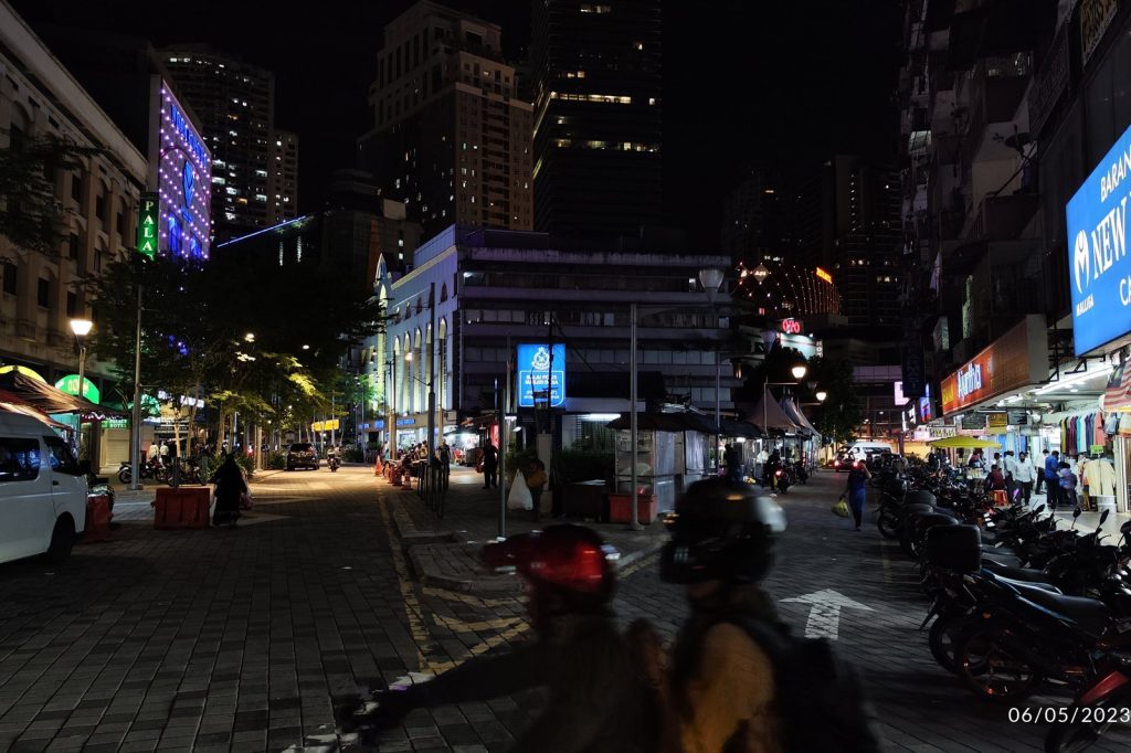 Indian Tourist Falls 8 Meters into KL Sinkhole
