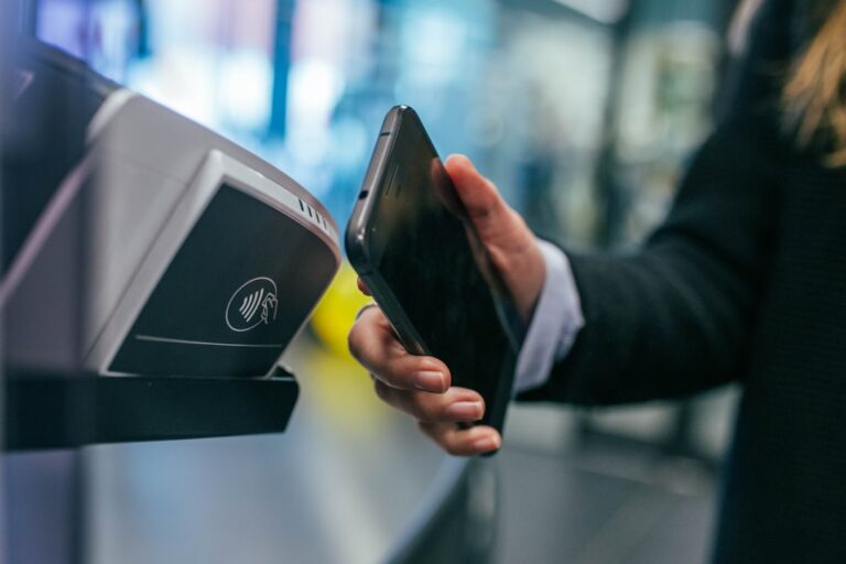 Malaysia Targets Cashless Payments by 2022 to Fight Graft