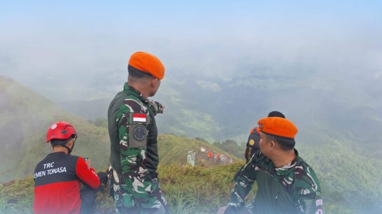 Indonesian Search Team Recovers Wreckage, One Body in Crash