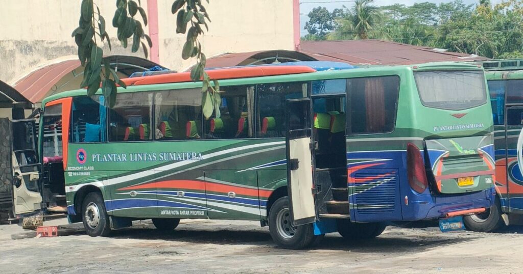 Indonesia Bus Crash Kills 16 in Tanker Collision