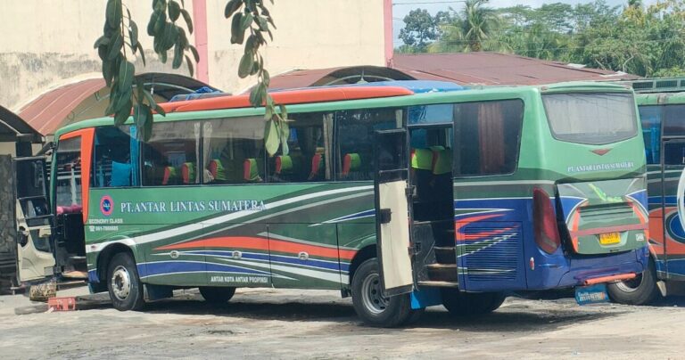 Indonesia Bus Crash Kills 16 in Tanker Collision