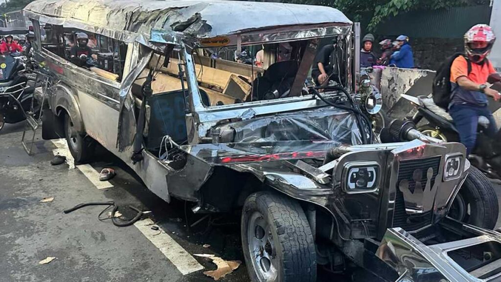 Jeepney Crash Kills Injures Philippines